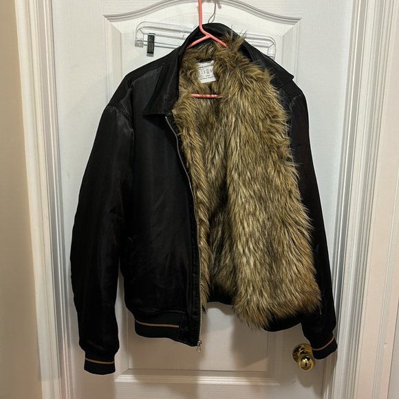 Satin Bomber w/ faux fur lining inside size L - Picture 4 of 5